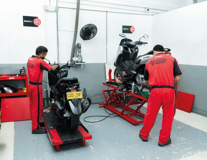 Mecánicos de B&B Motos trabajando en el taller